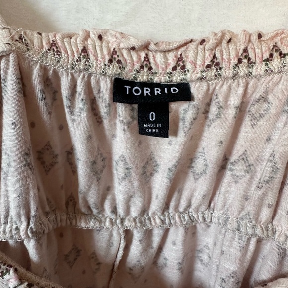 Torrid Cream and Black Geometric Blouse - Picture 4 of 5